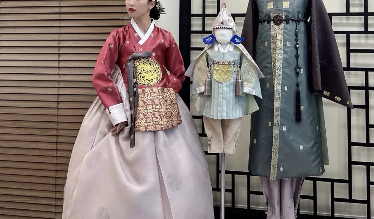 봉황 흉배 자수의 다홍 당의와 은은한 연회색 치마가 우아한 혼주 한복