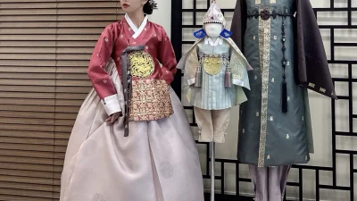 봉황 흉배 자수의 다홍 당의와 은은한 연회색 치마가 우아한 혼주 한복