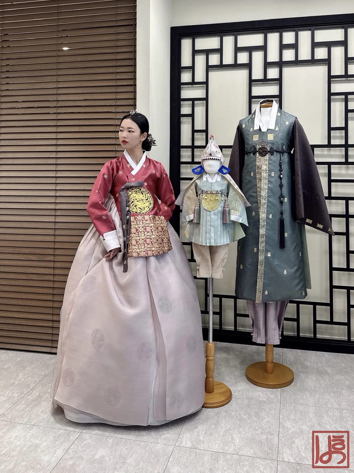 봉황 흉배 자수의 다홍 당의와 은은한 연회색 치마가 우아한 혼주 한복