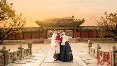 화려한 색동 조각보 무늬의 여아 돌한복과 아이보리·남색 톤 가족 한복