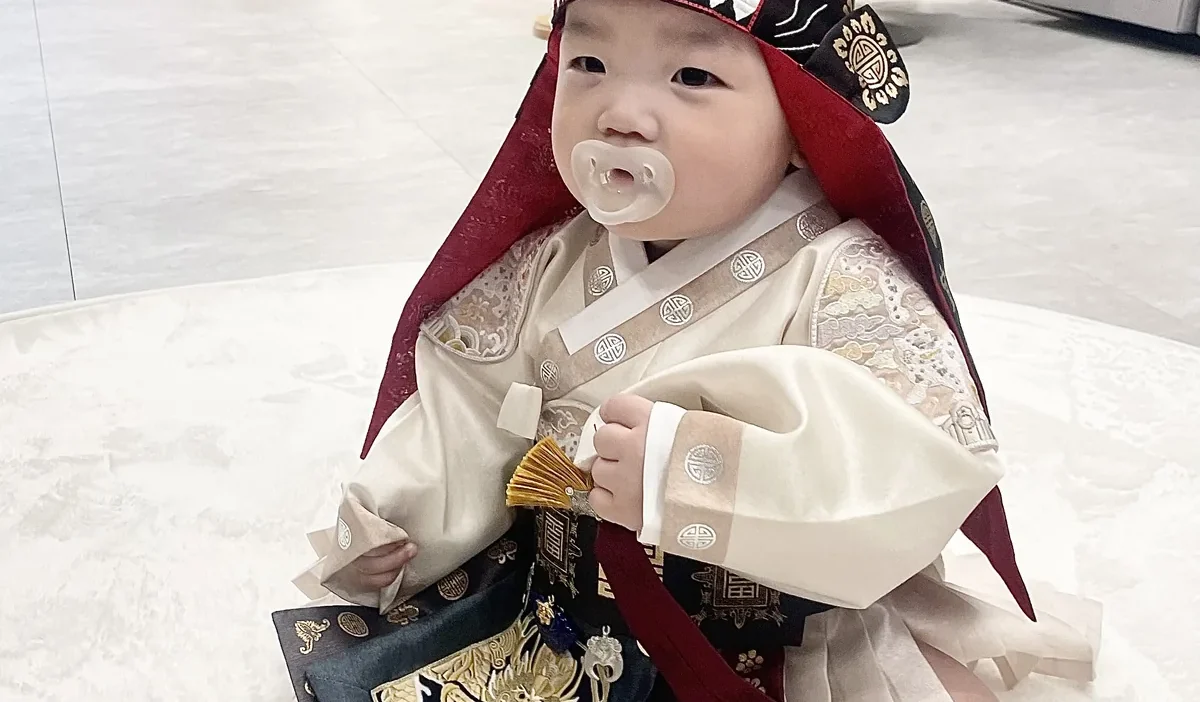 금색 용 흉배와 복건이 돋보이는 아이보리 남아 돌한복 세트