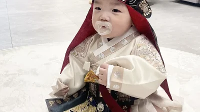 금색 용 흉배와 복건이 돋보이는 아이보리 남아 돌한복 세트