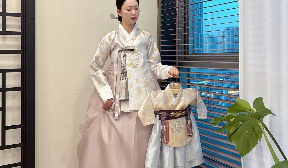 금박 문양 저고리와 은은한 베이지 치마, 미니 돌한복이 어우러진 한복 세트