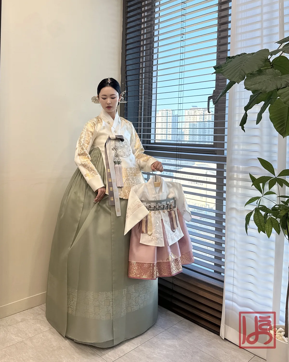 금박 문양 아이보리 저고리와 은은한 카키그린 치마의 혼주 한복