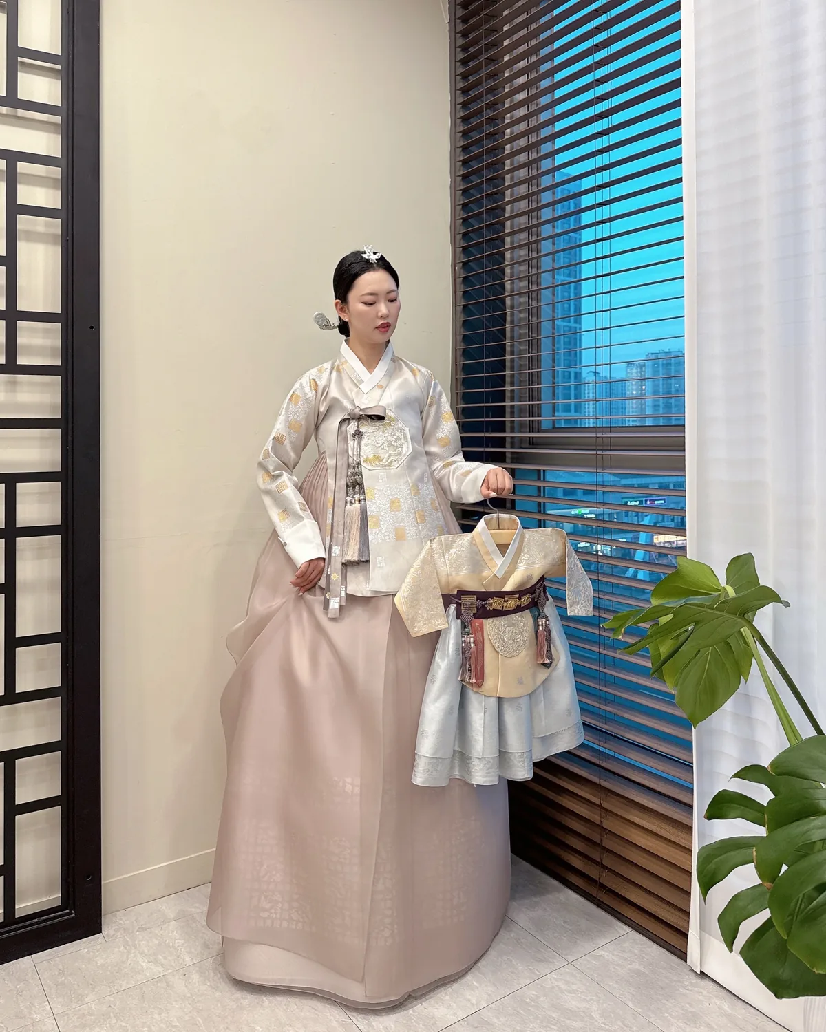 금박 문양 저고리와 은은한 베이지 치마, 미니 돌한복이 어우러진 한복 세트