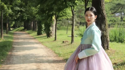 민트빛 저고리와 그라데이션 연분홍 치마가 우아한 여성 한복