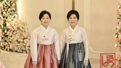 아이보리 저고리에 로즈핑크와 그레이 치마를 매치한 혼주한복 두 벌