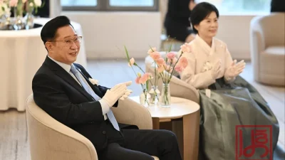 아이보리 저고리와 은은한 회청색 치마가 우아한 혼주 한복
