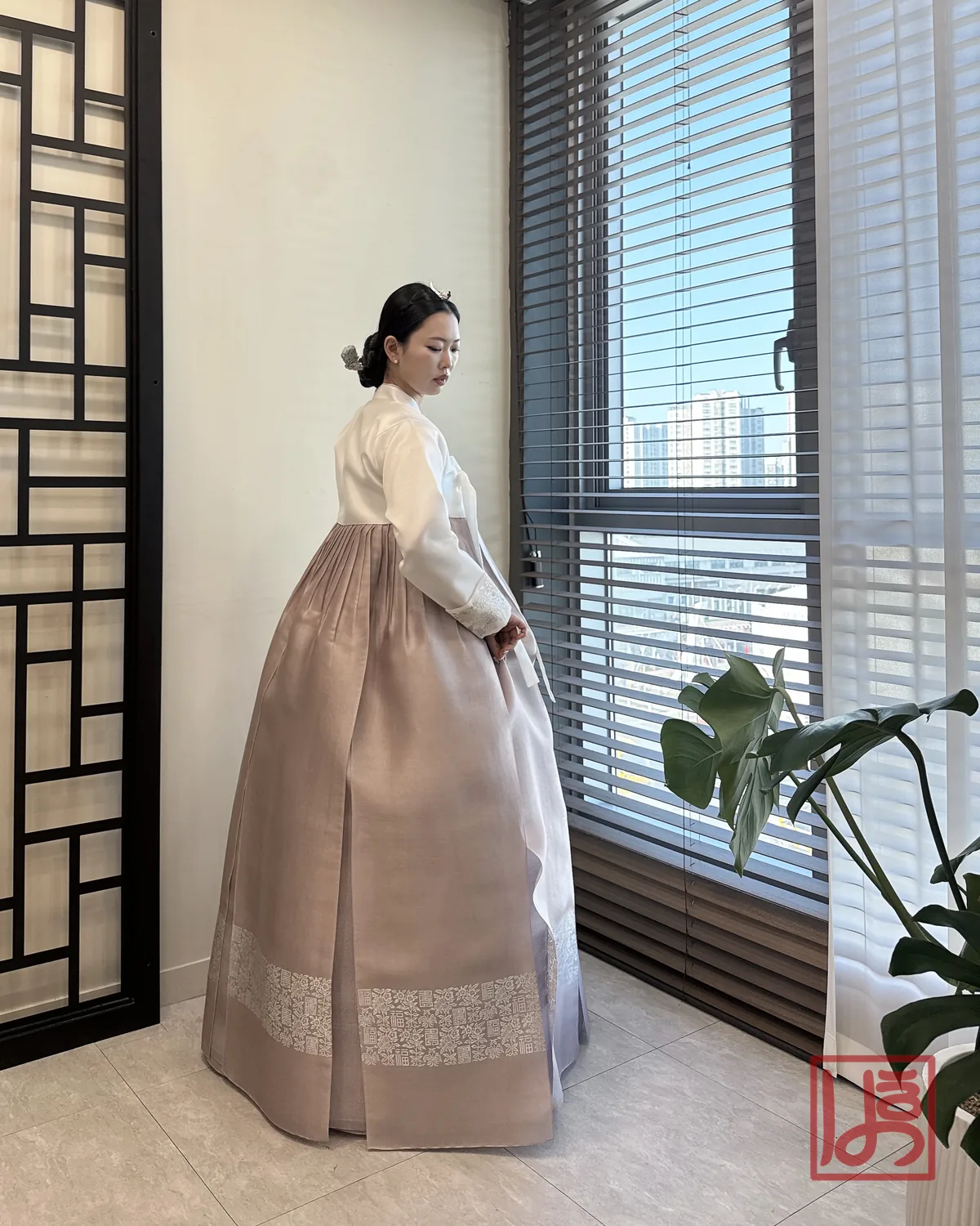 복(福)자 금박 문양이 돋보이는 베이지톤 치마와 아이보리 저고리의 혼주한복