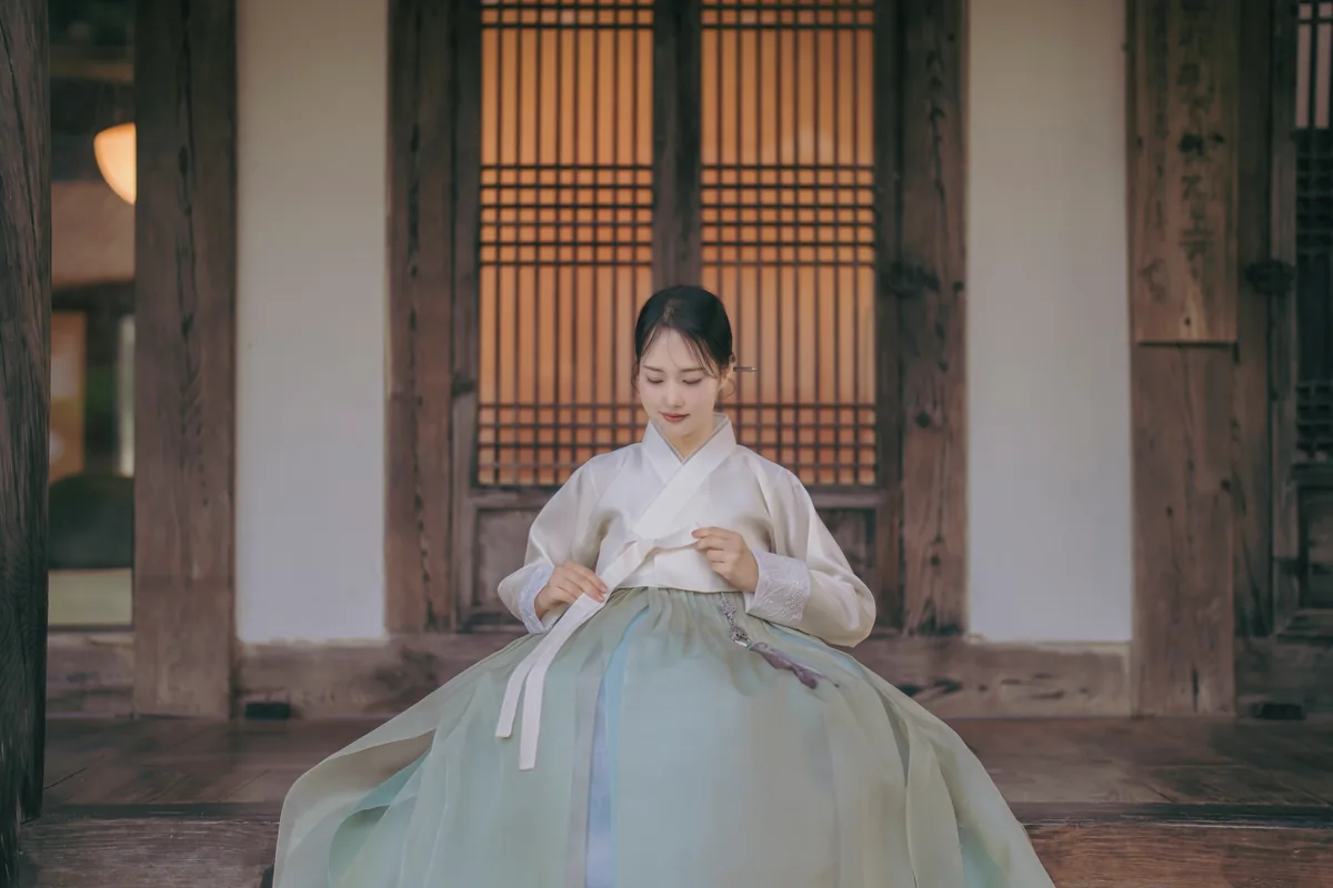 은은한 아이보리 저고리와 연녹색 치마가 우아하게 어우러진 한복