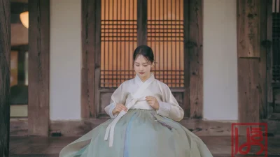 은은한 아이보리 저고리와 연녹색 치마가 우아하게 어우러진 여성 한복