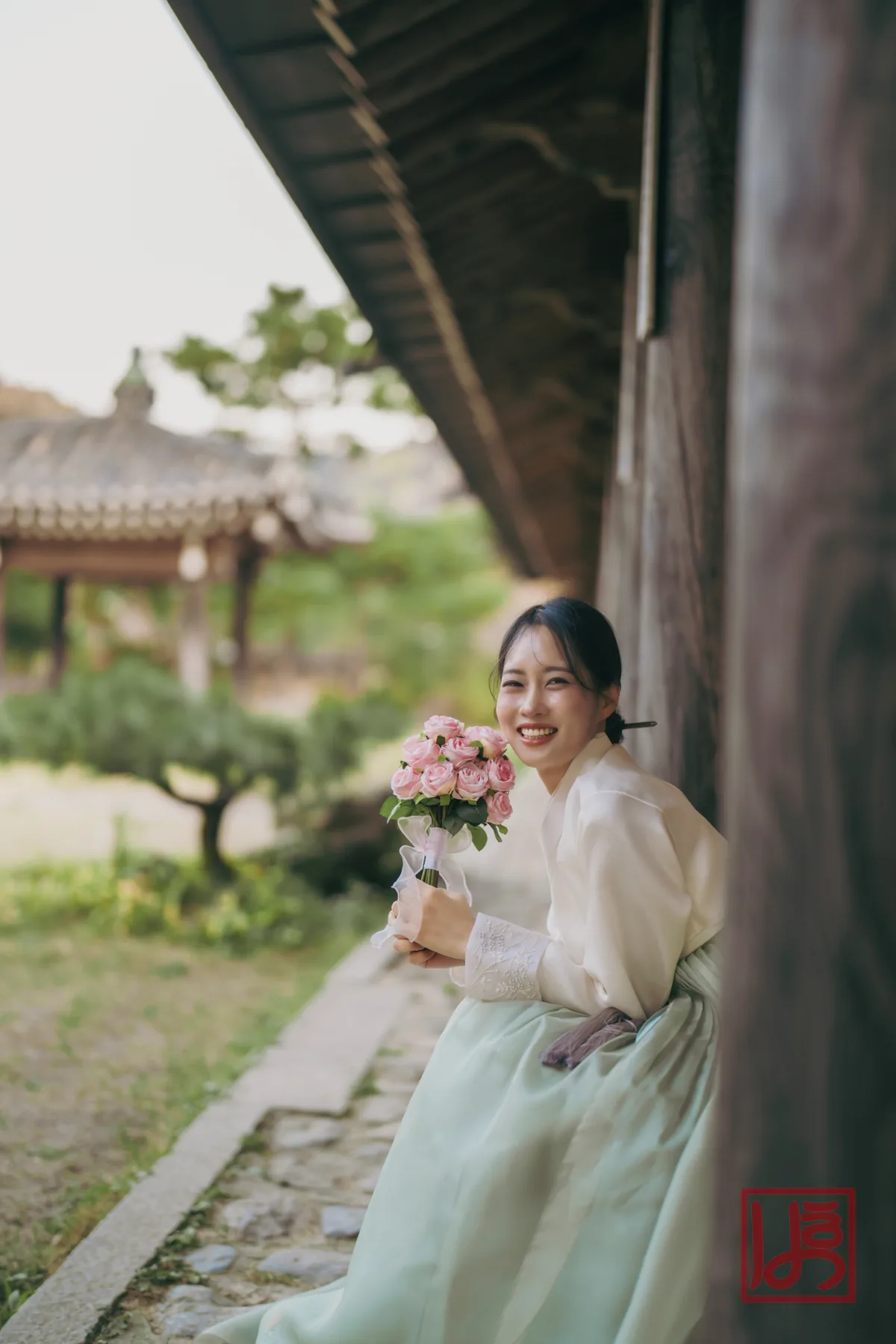 아이보리 저고리와 민트빛 치마가 어우러진 혼주 한복