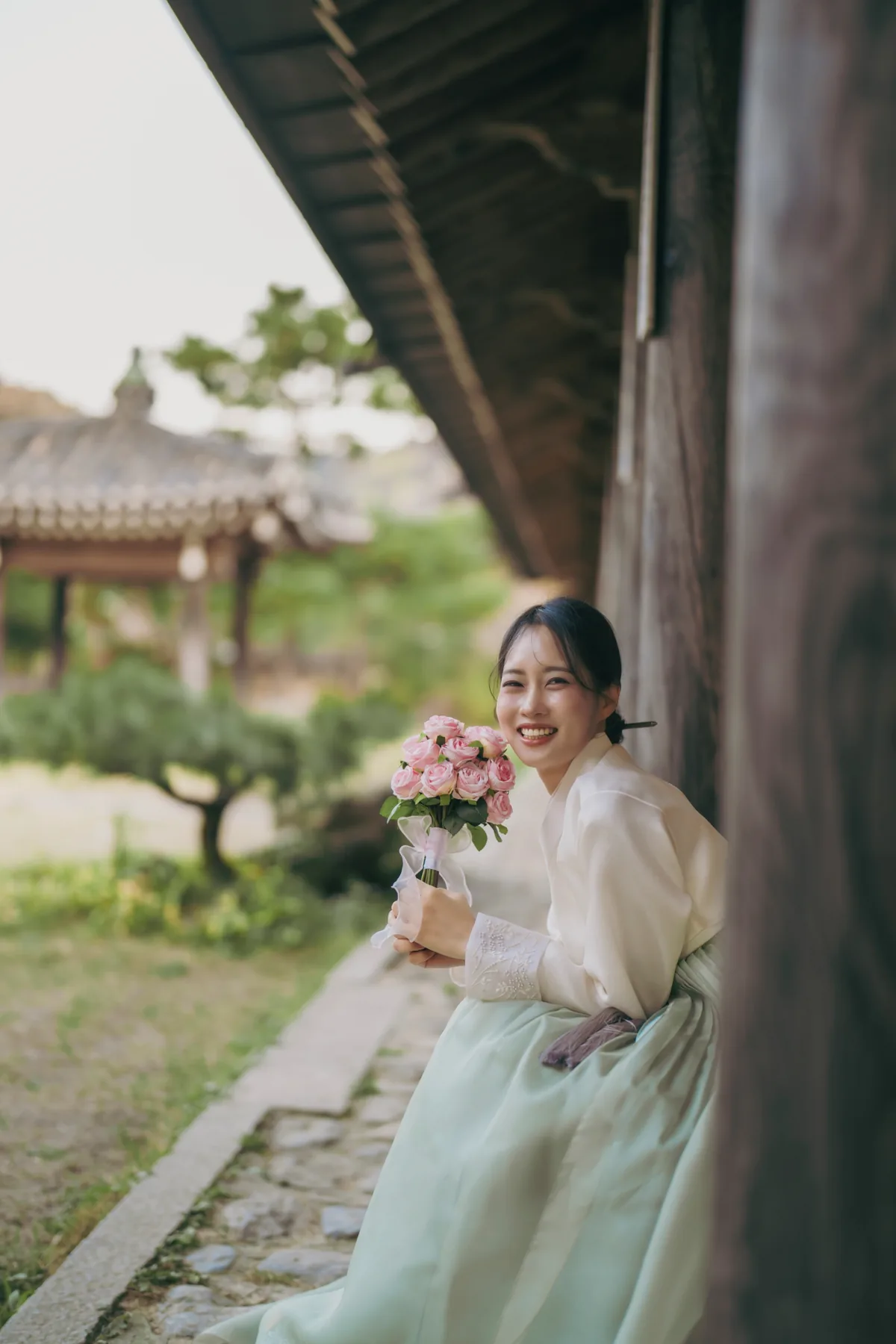 아이보리 저고리와 민트빛 치마가 어우러진 혼주 한복