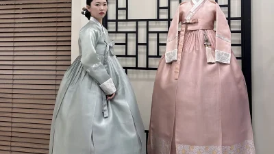 복(福)자 금박 무늬가 돋보이는 연회색과 연분홍 혼주한복 세트