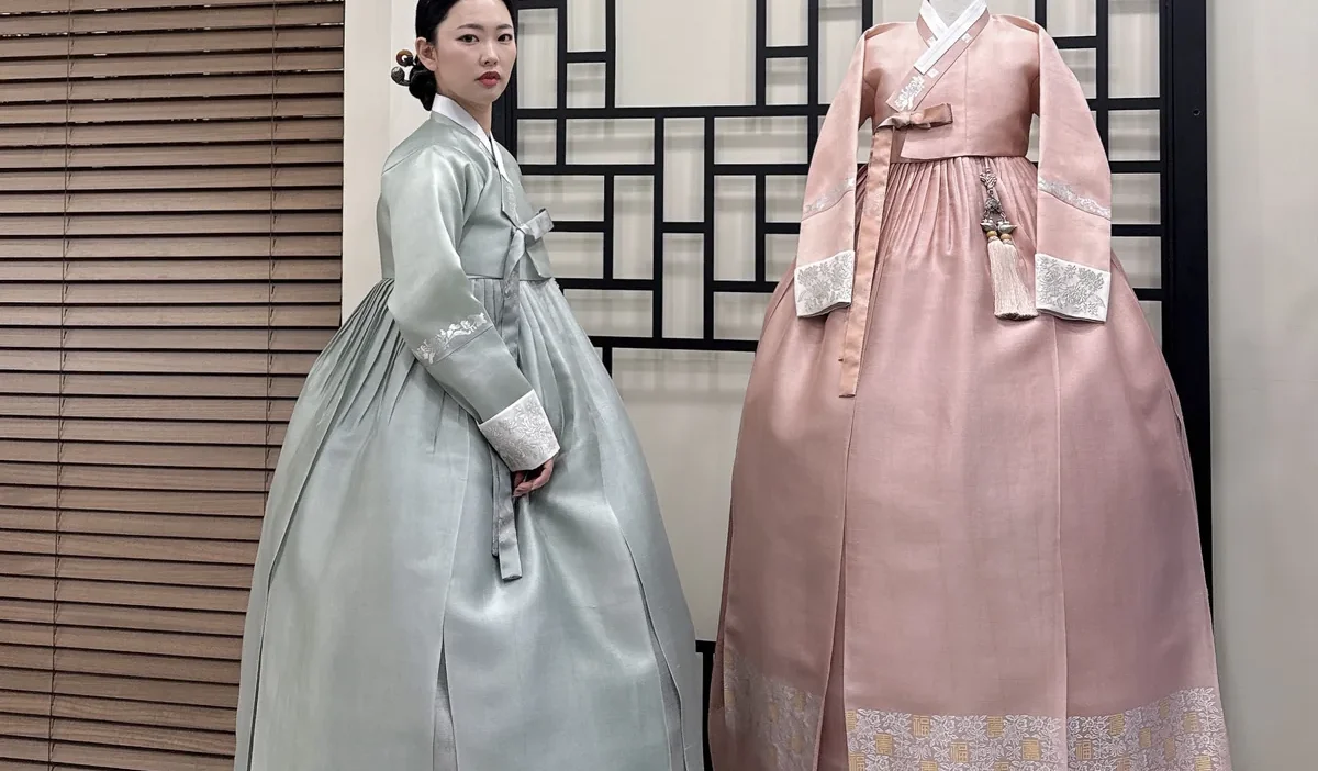 복(福)자 금박 무늬가 돋보이는 연회색과 연분홍 혼주한복 세트