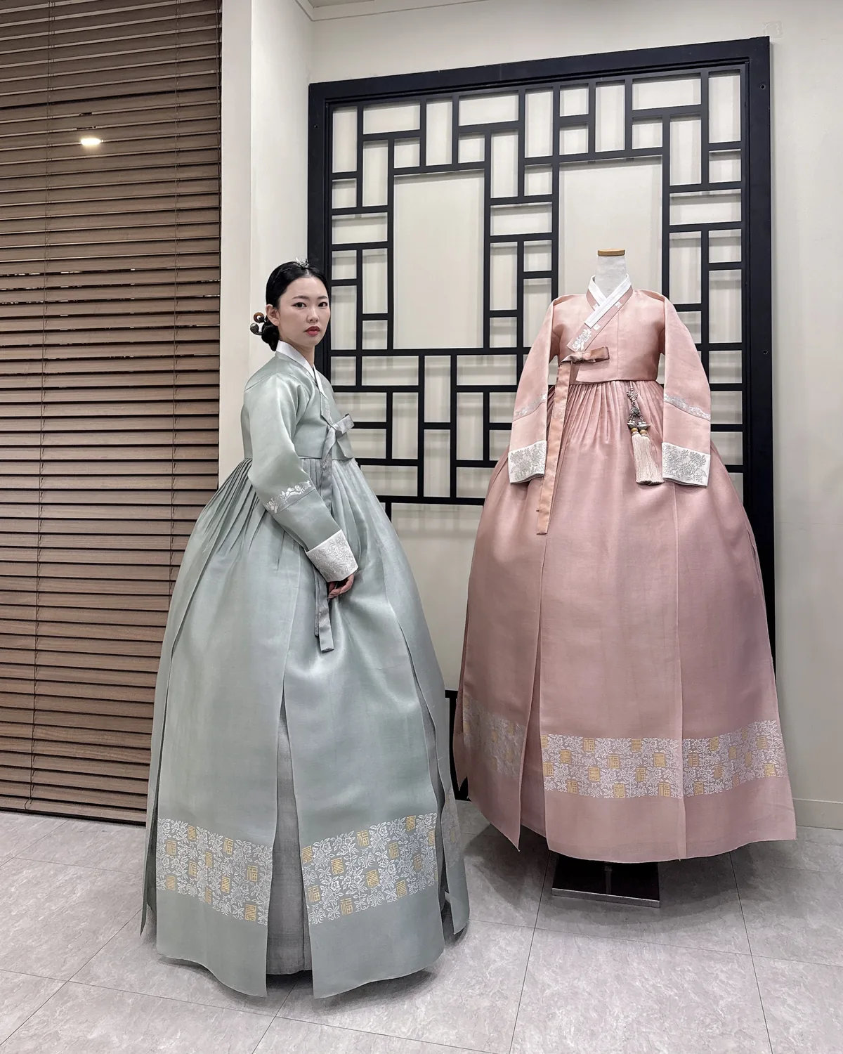 복(福)자 금박 무늬가 돋보이는 연회색과 연분홍 혼주한복 세트