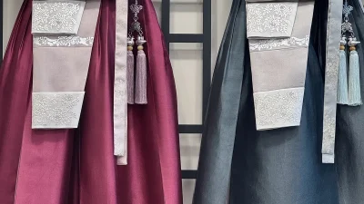 국화 자수 저고리와 자주·청회색 치마로 구성된 혼주 한복 세트