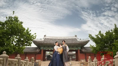 고궁을 배경으로 한 남색 치마저고리와 회색 두루마기, 노란 아기 돌한복 가족 세트