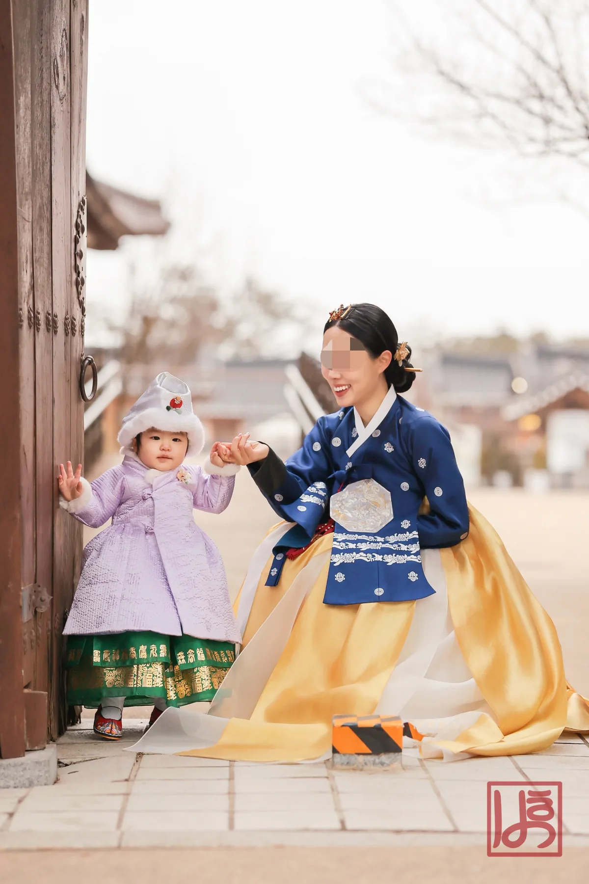 은장식 흉배와 자수가 화려한 남색 저고리와 황금색 치마의 당의 한복