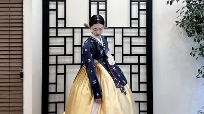 꽃자수 남색 저고리와 골드빛 볼륨 치마가 우아한 혼주 한복