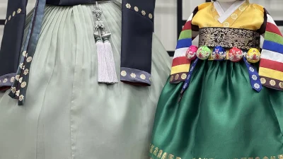 색동 소매와 조바위, 노리개로 꾸민 여아 돌한복과 혼주 한복 세트