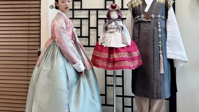 분홍 저고리와 은은한 민트빛 치마가 우아한 성인 여성 한복