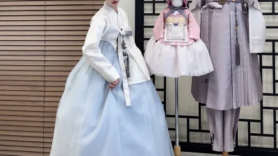 아이보리 저고리와 하늘색 치마가 우아하게 어우러진 여성 한복