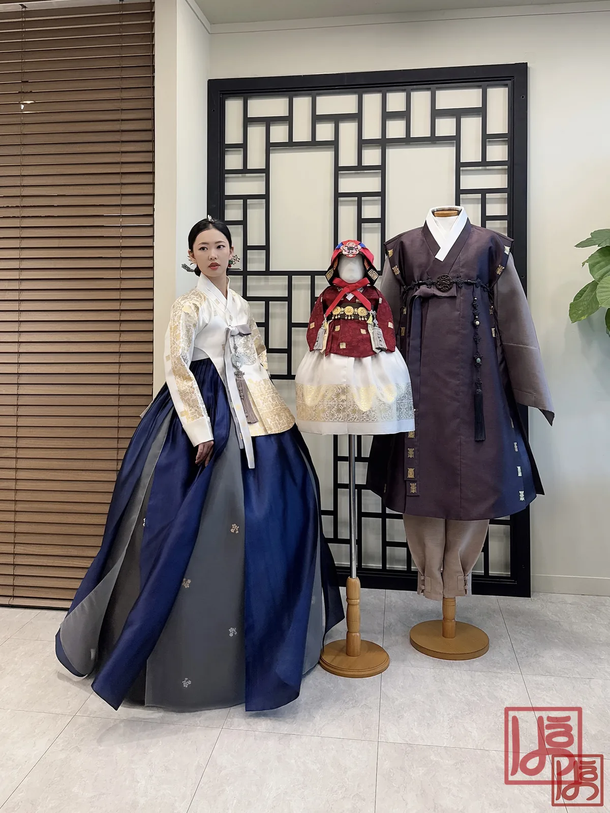 금박 자수 저고리와 남색·회색 배색 치마의 우아한 혼주 한복