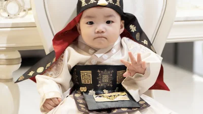 복건과 전복, 금박 허리띠로 꾸민 아이보리색 남아 돌한복