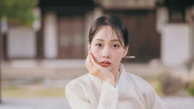 아이보리 저고리와 연둣빛 치마가 어우러진 여성 한복