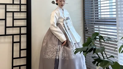은은한 자수 장식의 회보라 치마와 아이보리 저고리로 구성된 혼주한복