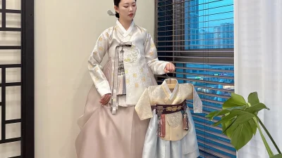 금박 문양 저고리와 은은한 베이지 치마로 구성된 혼주 한복