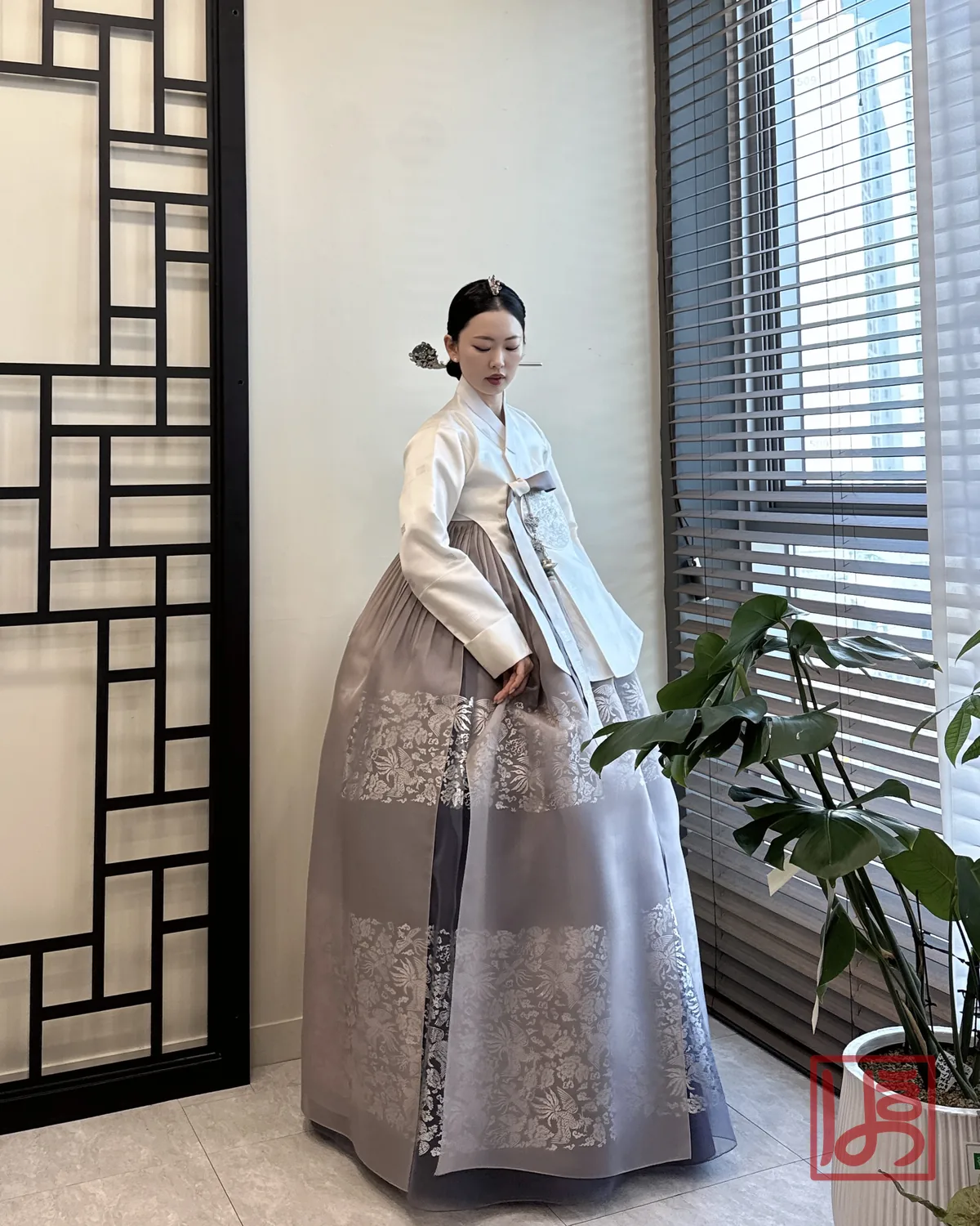 은은한 자수 장식의 회보라 치마와 아이보리 저고리로 구성된 혼주한복