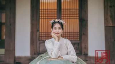 아이보리 자수 저고리와 민트빛 치마가 어우러진 여성 한복