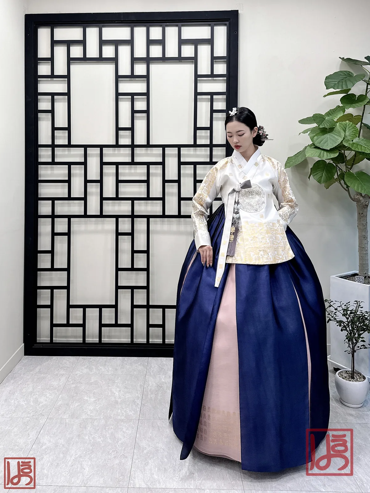 금박 자수 저고리와 남색 치마가 우아한 혼주 한복