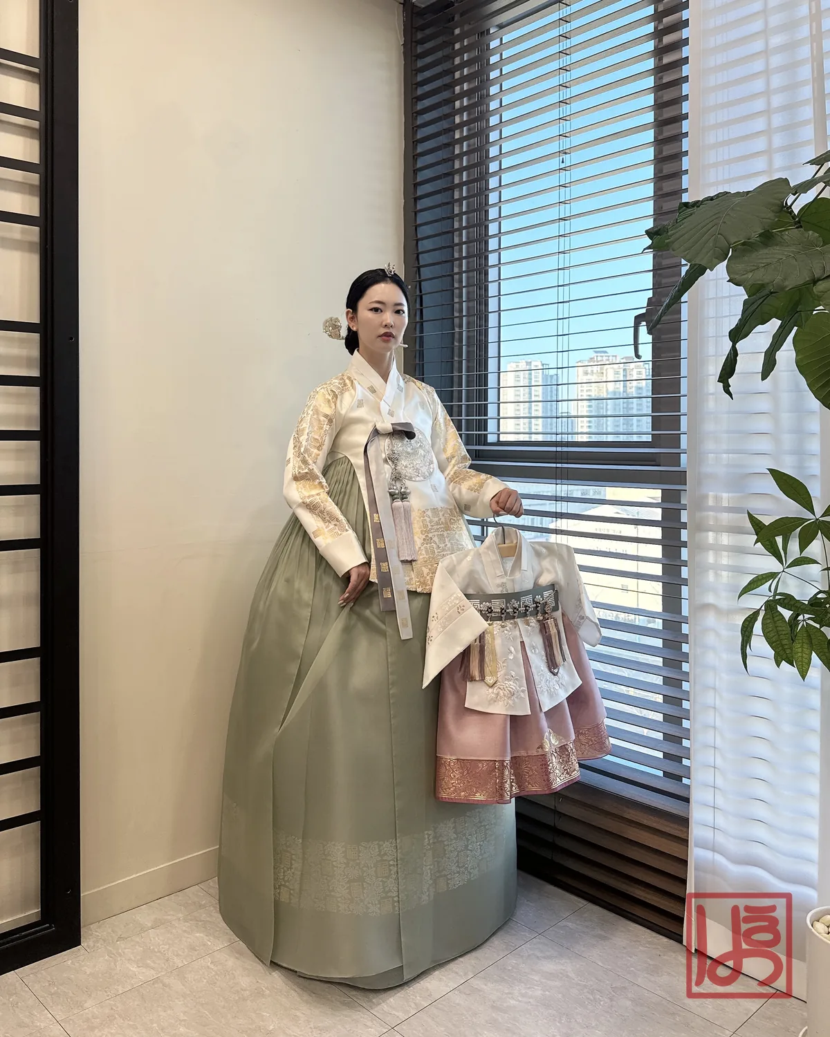 금박 저고리와 연두색 치마로 완성한 우아한 혼주 한복