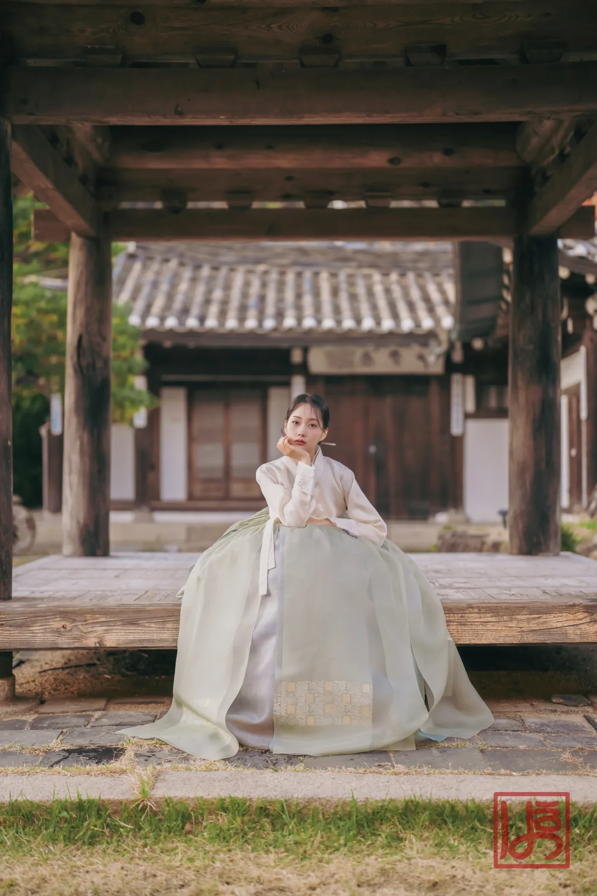 아이보리 저고리와 은은한 연녹색 풍성한 치마의 고운 한복