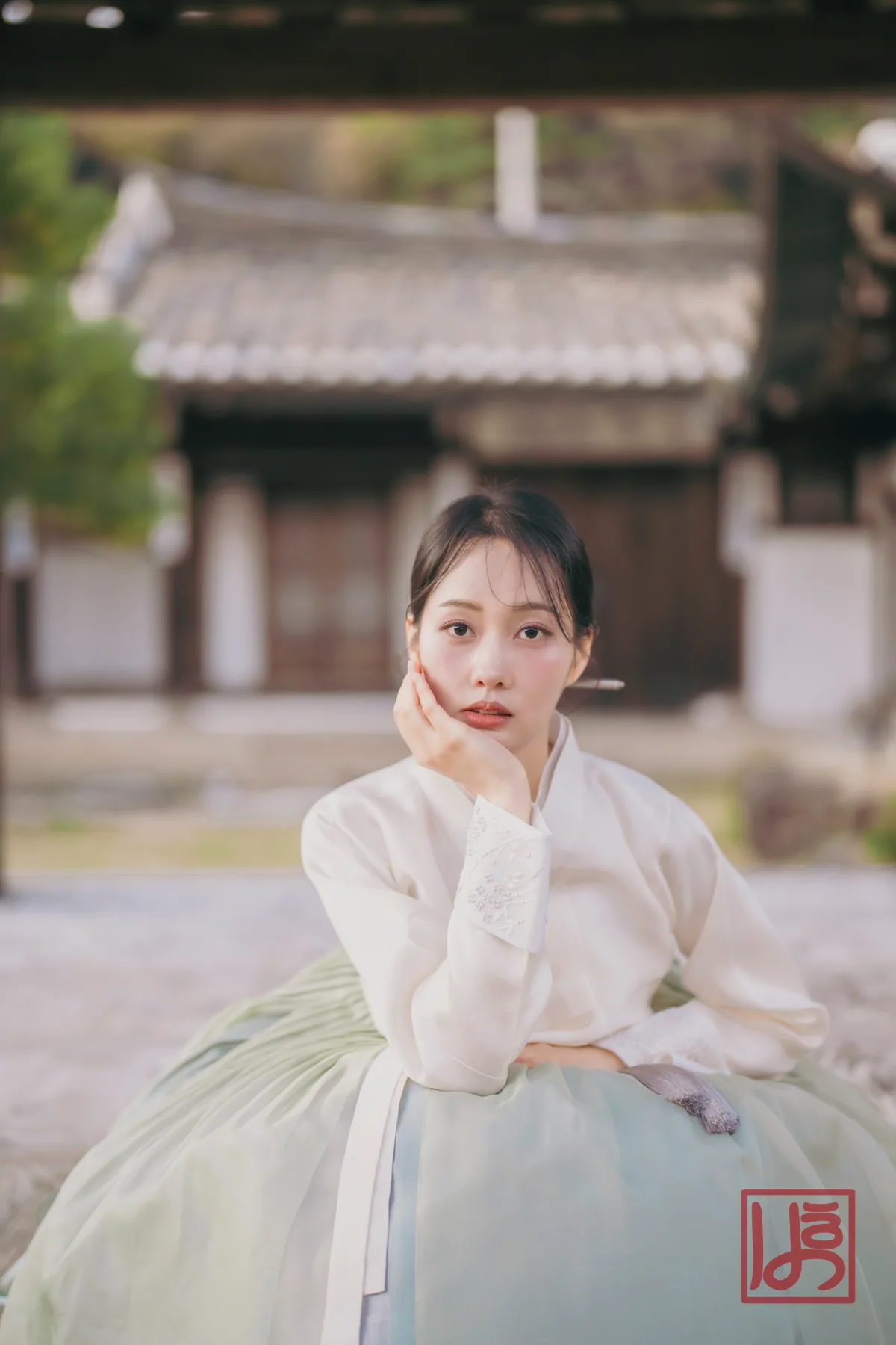 아이보리 저고리와 연둣빛 치마가 어우러진 한복