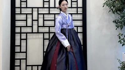 연보라 저고리와 남색 치마에 자주빛 안감이 포인트인 성인 한복