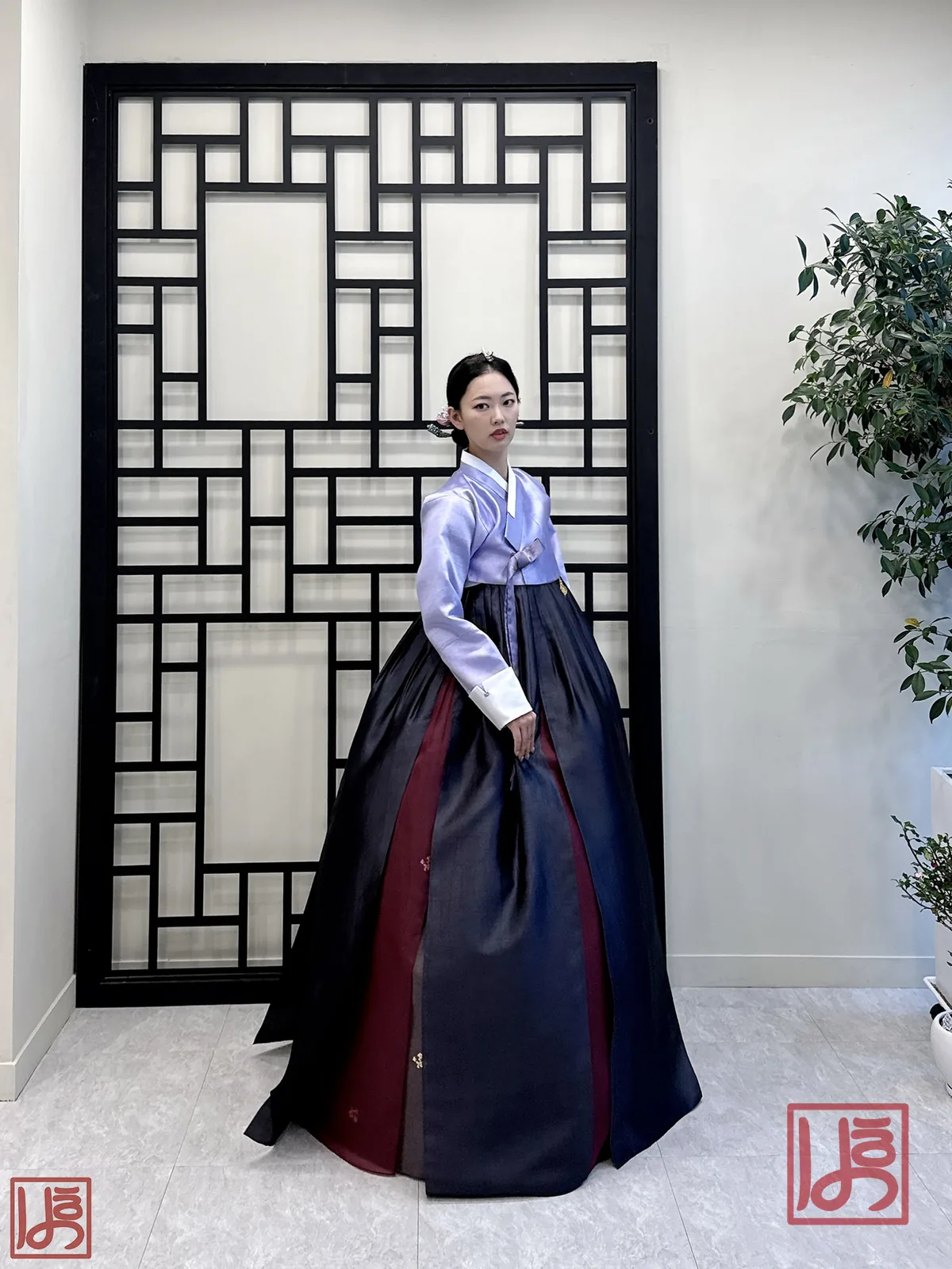연보라 저고리와 남색 치마에 자주빛 안감이 포인트인 성인 한복
