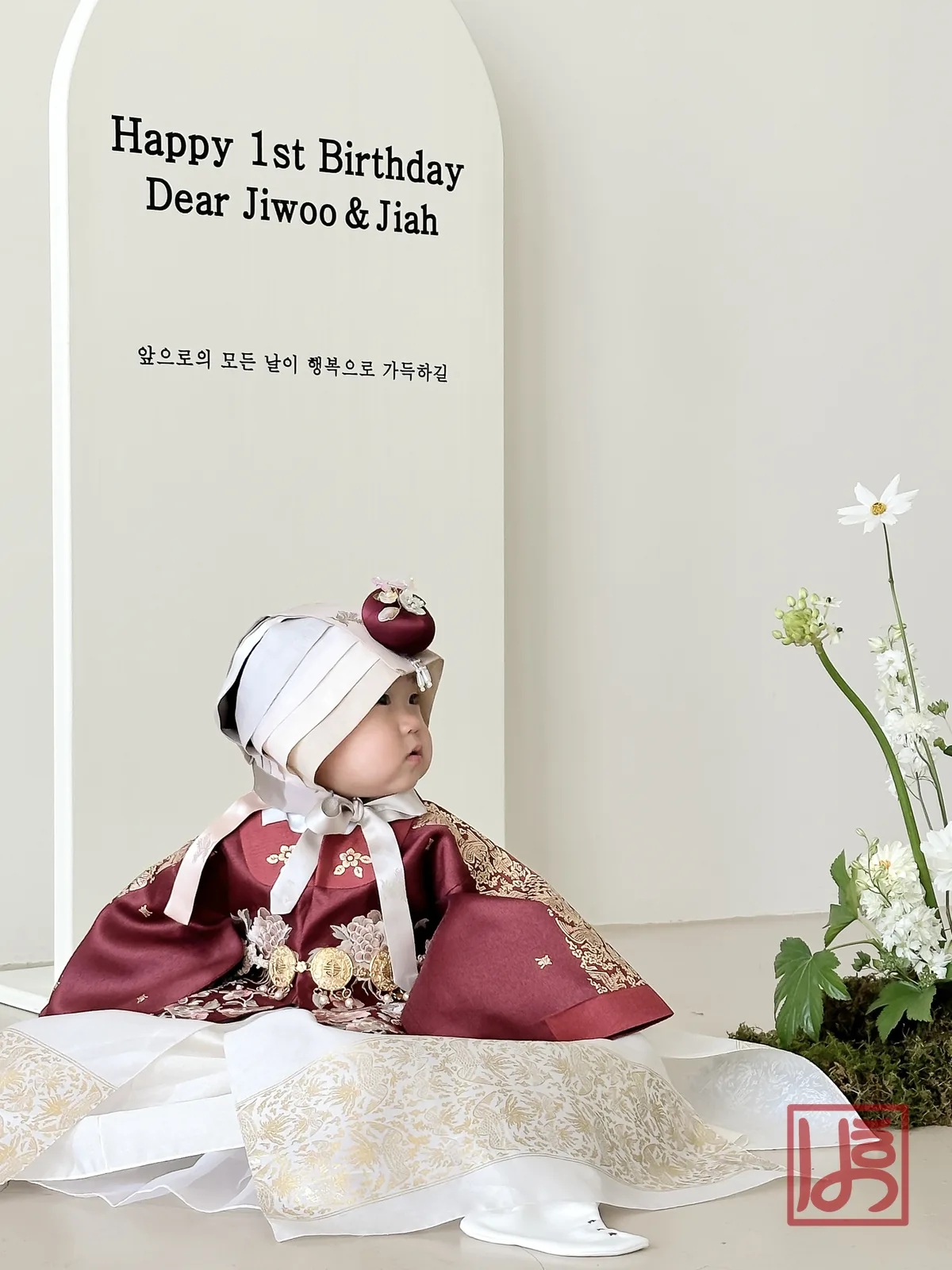 자주빛 금박 자수 당의와 아이보리 조바위로 완성한 돌한복