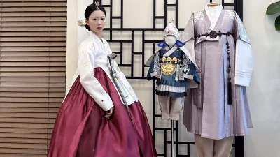 은은한 금박 저고리와 풍성한 자주색 치마가 돋보이는 여성 한복