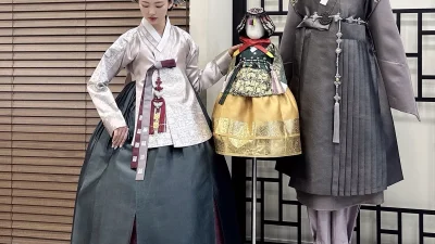 은은한 회색 저고리와 깊은 먹색 치마의 우아한 혼주 한복