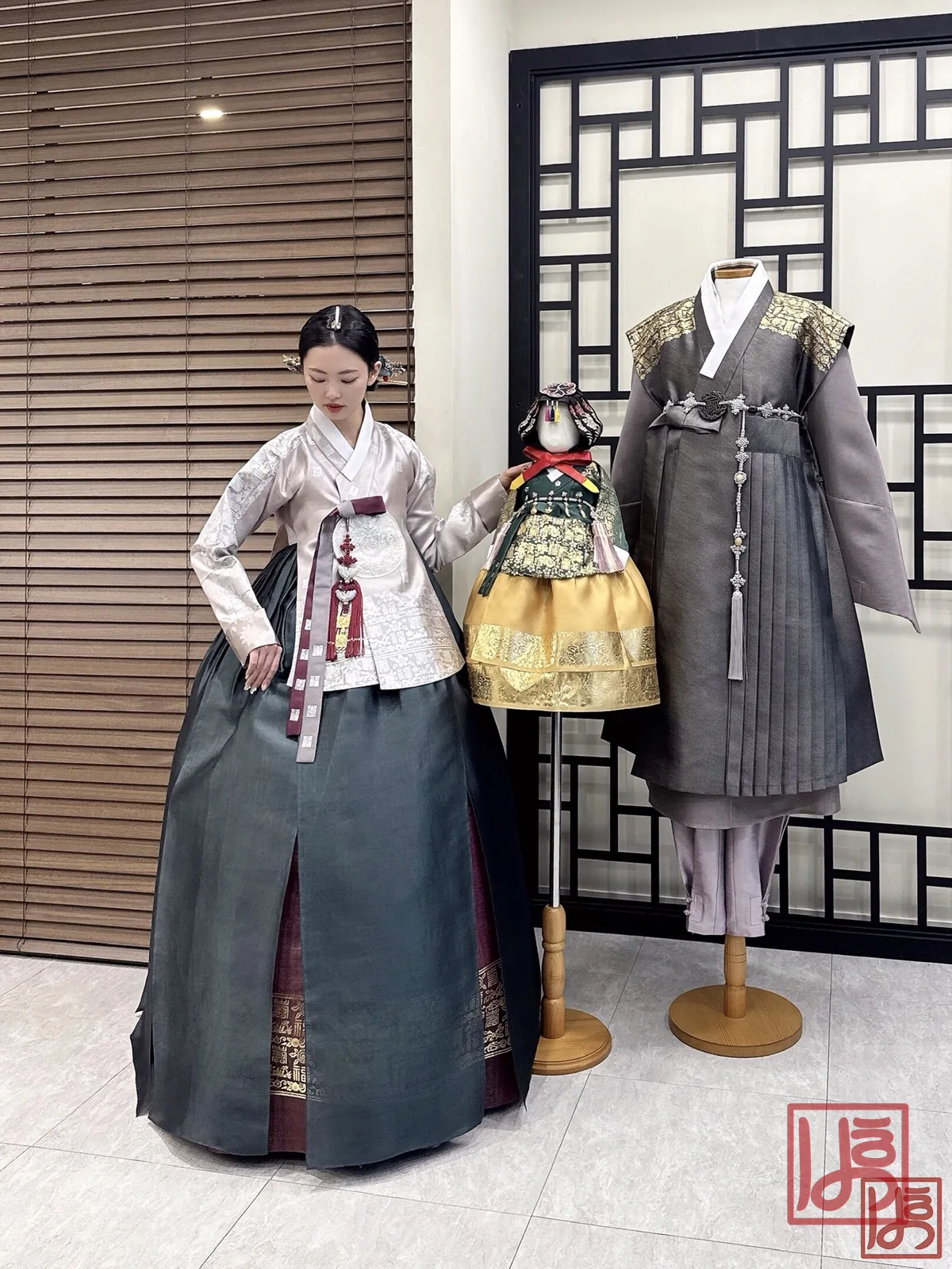 은은한 회색 저고리와 깊은 먹색 치마의 우아한 혼주 한복