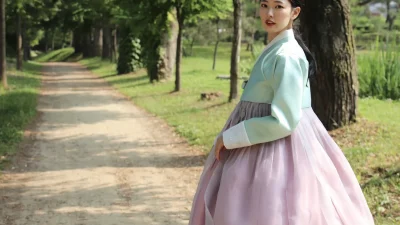 민트빛 저고리와 그라데이션 연분홍 치마가 우아한 여성 한복
