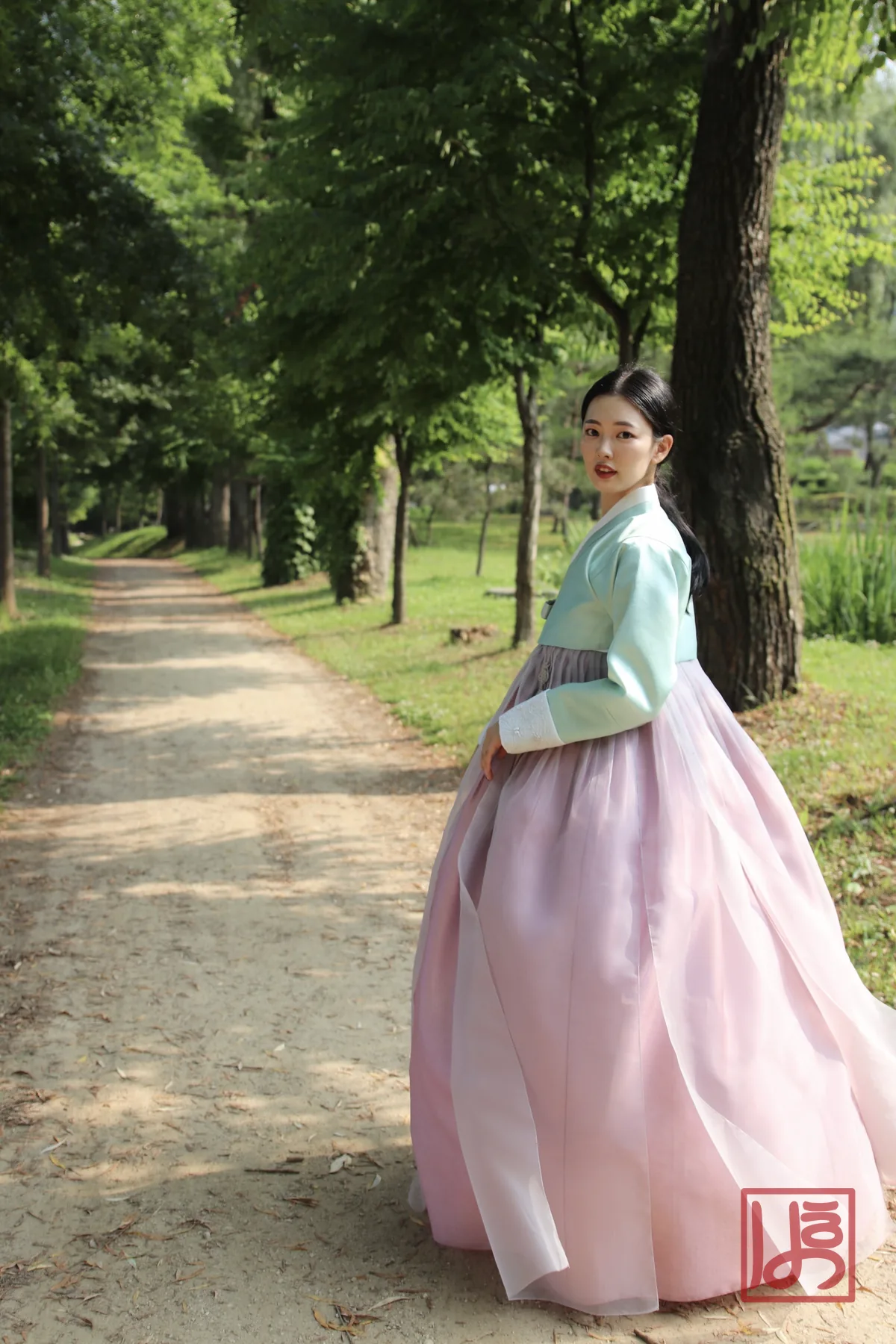 민트빛 저고리와 그라데이션 연분홍 치마가 우아한 한복