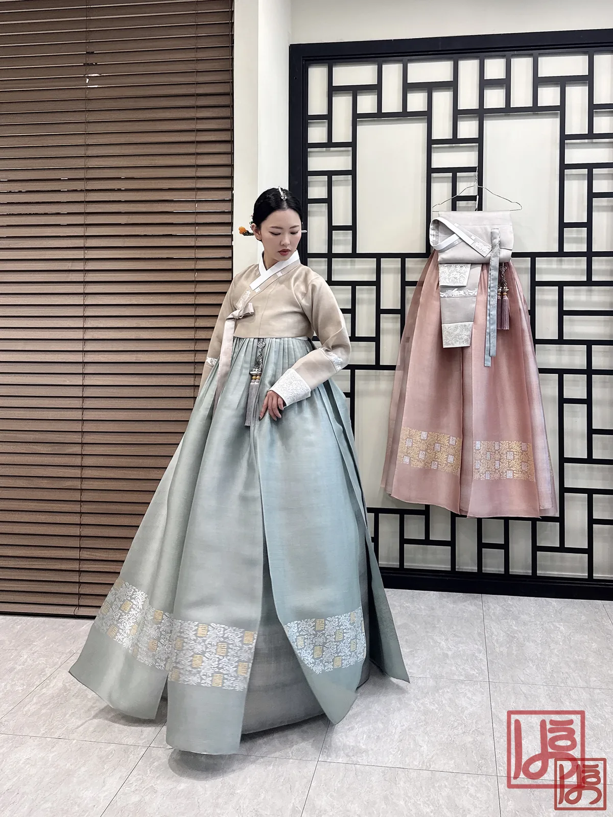 베이지 저고리와 민트빛 치마에 금박 수복문 자수를 더한 혼주 한복