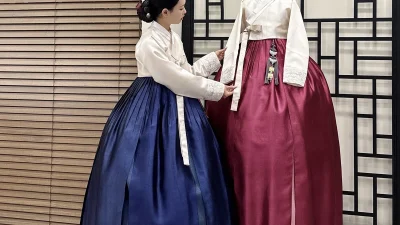 아이보리 저고리에 남색과 자주 치마를 매치한 혼주 한복 세트