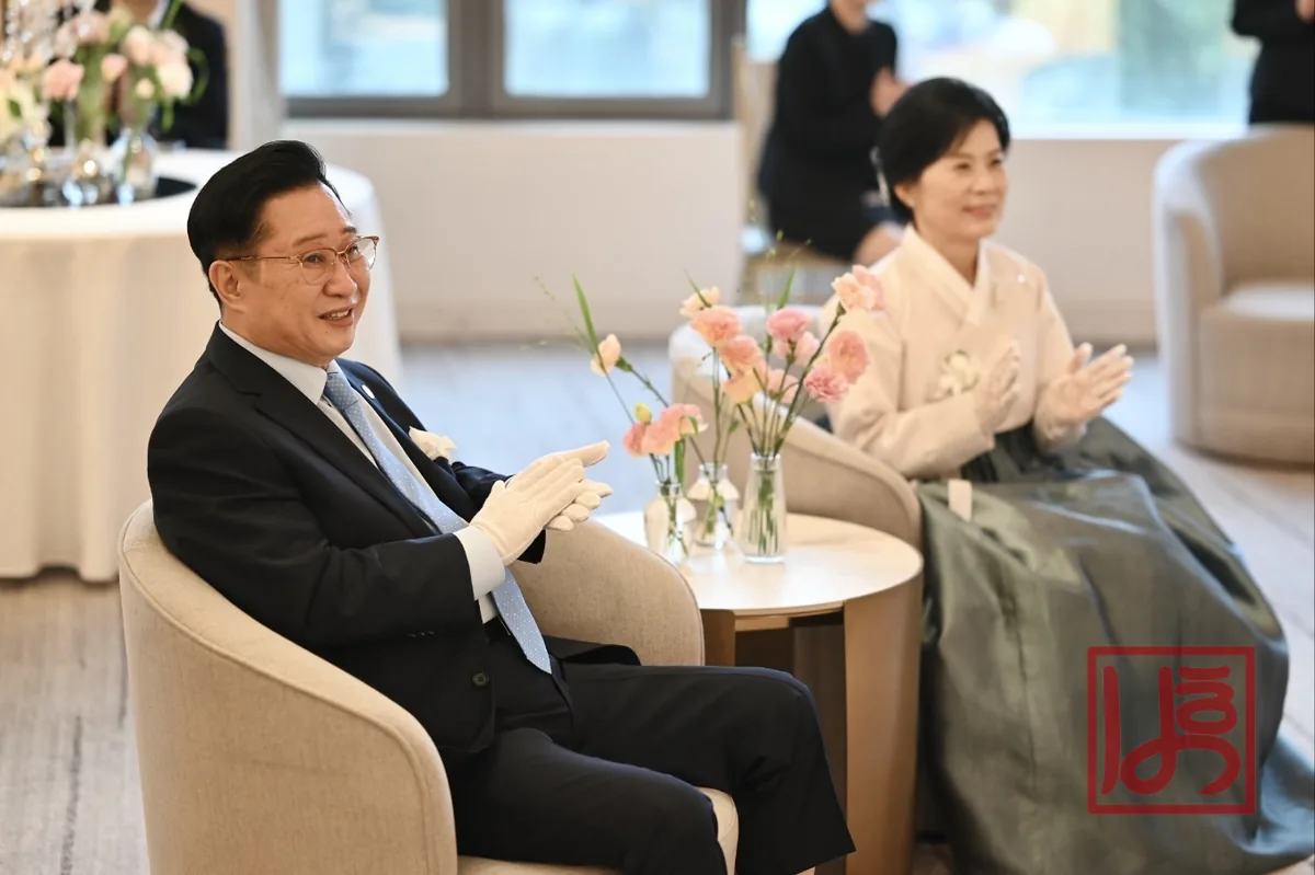 아이보리 저고리와 은은한 회청색 치마가 우아한 혼주 한복