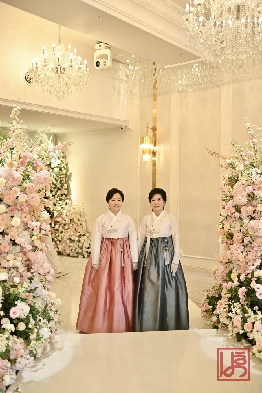 아이보리 저고리에 장미색과 회청색 치마를 매치한 혼주 한복 세트